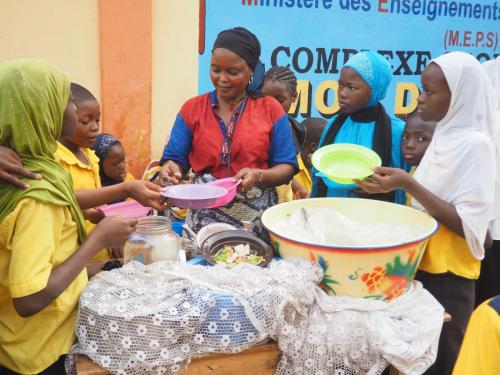 Essensverkauf vor der Schule